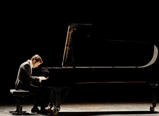Von dem aufstrebenden Pianisten Philippe (Jonathan Zaccao) erwartet die Musikwelt Großes. Bild: Sender