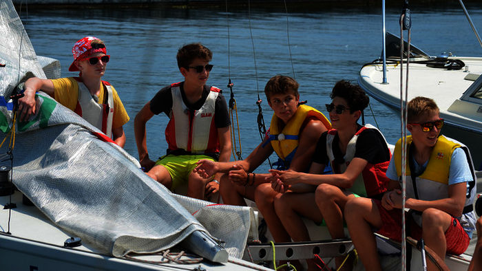 Luc, Robin, Nils, Leroy und Ole (v.l.n.r.) während ihrer ersten Segelstunde. Bild: ZDF/e+u tv