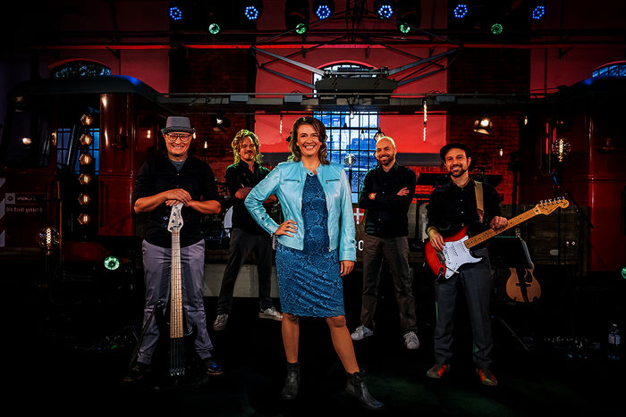 Birgit Denk mit Band (Bassist Alex Horstmann, Keyboarder Bernhard Eder, Gitarrist Ludwig Ebner und Schlagzeuger Philipp Mayer). Bild: Sender / ORF / Hans Leitner