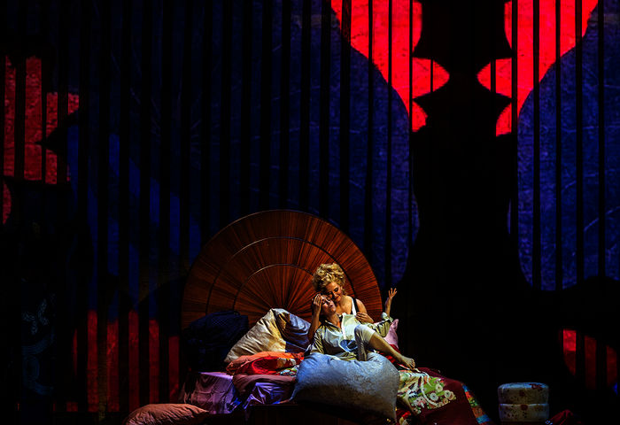 Octavian (Michèle Losier) und Feldmarschallin Fürstin Werdenberg (Camilla Nylund). Bild: Sender / ZDF / Ruth Walz.