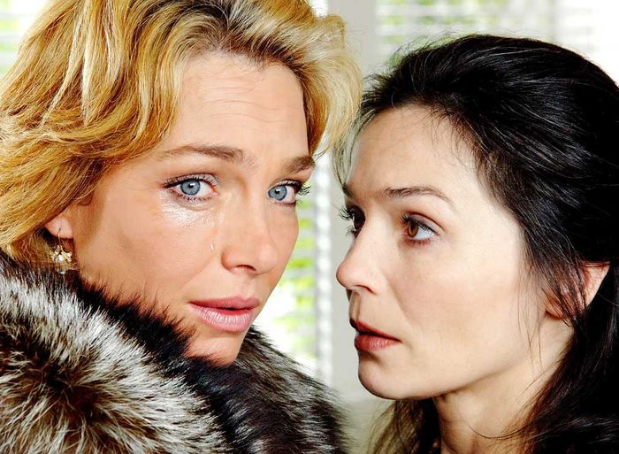 Aglaia Szyskowitz (Regina Steinberg), Julia Stemberger (Nora Moor). Bild: Sender / Ali Schafler