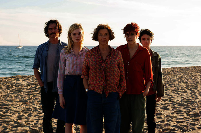 Dorothea (Annette Bening, Mitte) lebt mit ihrem Sohn Jamie (Lucas Jade Zumann), ihrem Untermieter William (Billy Crudup), der freigeistigen Punk-Fotografin Abbie (Greta Gerwig) und der 17-jährigen Nachbarin Julie (Elle Fanning). Bild: Sender / ARD Degeto / Splendid