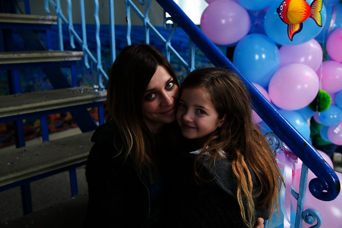 Karo (Claudia Eisinger) und Klein-Karo (Emelie Harbrecht) beim Kinderfest. Bild: Sender / rbb / Orlindo Frick / UFA FICTION