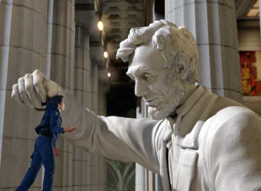 Larry (Ben Stiller) sucht Rat bei der überdimensionalen Statue Abraham Lincolns. Bild: Sender