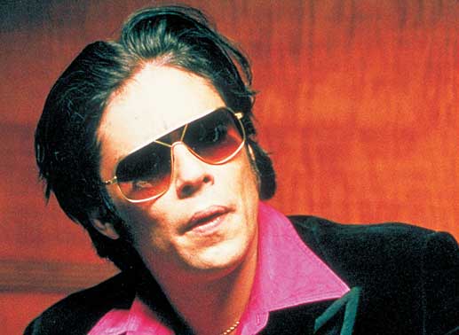 Der begnadete Diamantenr&auml;uber Franky Four Fingers (Benicio Del Toro) hat nur eine Schw&auml;che: Immer l&auml;sst er sich mit Leuten ein, die ihn um seine wohlverdiente Beute bringen wollen. Bild: Sender / Sony Pictures