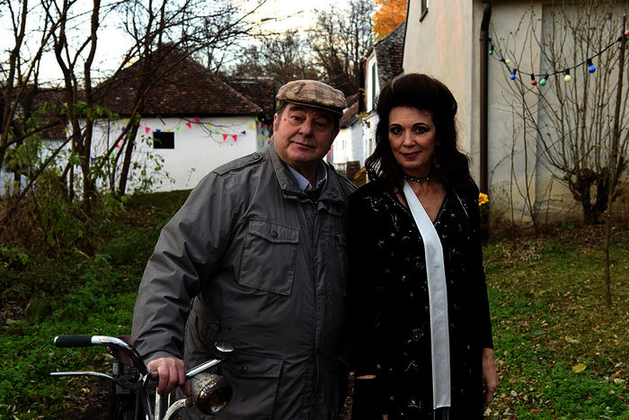 Simon Polt (Erwin Steinhauer) wird bei seinen Untersuchungen von der Schauspielerin Mira Martell (Iris Berben) unterstützt. Bild: Sender / ARTE / ORF / Hubert Mican / Epo-Film