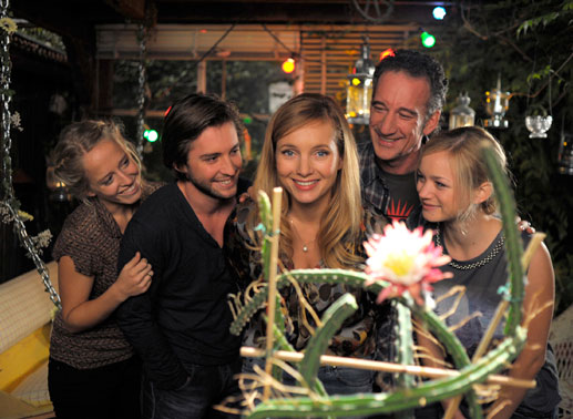 Die Familie Cronpichel schaut gemeinsam auf den erblühten Kaktus. Von links: Sabine (Susanne Brückner), Patrick (Andreas Buntscheck), Thea (Nadja Uhl), Rainer (Heio von Stetten) und Janina (Sofie Eifertinger). Bild: Sender / Wiedemann & Berg / Bella Halben