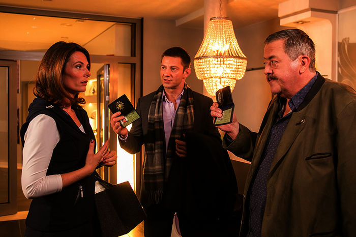 Die Kommissare Hofer (Joseph Hannesschläger) und Hansen (Igor Jeftic) verdächtigen Elke Baum (Susu Padotzke), die mit Juwelier Treuleben ein Verhältnis hatte. Bild: Sender / ORF / ZDF / Christian A. Rieger