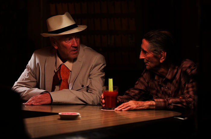 Die Bar ist Luckys (Harry Dean Stanton) zweites Zuhause. Howard (David Lynch) erzählt ihm gerade vom Verschwinden seiner Riesenschildkröte namens Präsident Roosevelt. Bild: Sender