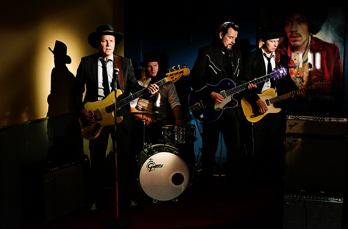 Erst als die Band Poutahaukat mit Frontmann Marko Haavisto in Wikströms Restaurant spielt, kommen neue Gäste. Bild: Sender / ZDF / Sputnik Oy/Malla Hukkanen