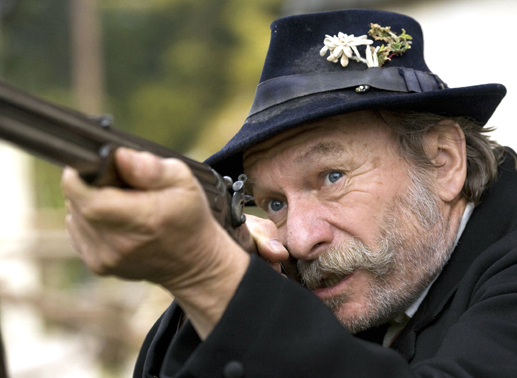 Der Brandner Kaspar (Franz Xaver Kroetz) geht auf Jagd. Bild: Sender