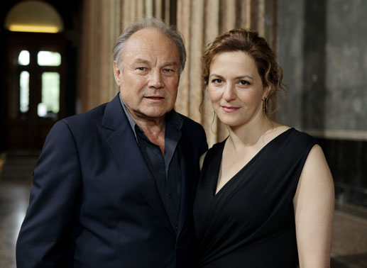 Klaus Maria Brandauer mit Partnerin Martina Gedeck beim Setbesuch von Die Auslöschung. Bild: ORF