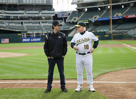 Regisseur Bennett Miller (links) mit Philip Seymour Hoffman (rechts) w&auml;hrend der Dreharbeiten am Set. Bild: Sender/Sony