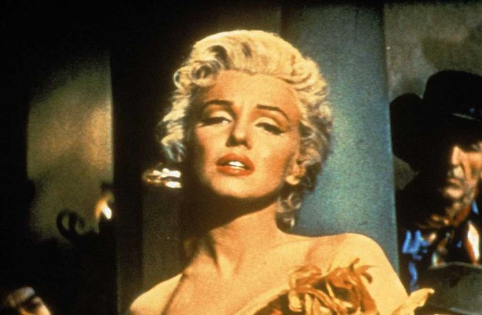 Die Saloon-Sängerin Kay (Marilyn Monroe) hat sich um den 10-jährigen Mark gekümmert, da dessen Mutter gestorben ist. Bild: Sender / BR / Motion Picture © 1954 Twentieth Century Fox Film Corporation. Renewed 1982 Twentieth Century Fox Film Corporation.