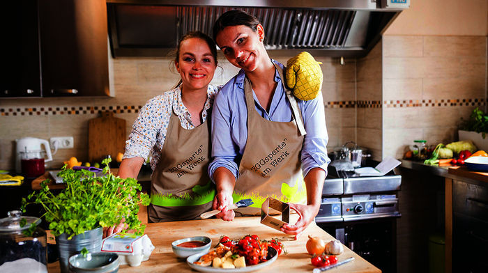 Annalina Behrens (rechts) aus der Mecklenburgischen Schweiz kocht mit ihrer Schwester Leonie Behrens (links) für die Heimatküche. Bild: Sender / NDR / Doclights GmbH