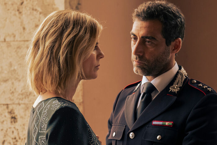 Signora Volpe: Sylvia Fox (Emilia Fox) lernt Capitano Giovanni Riva (Giovanni Cirfiera) von der regionalen Polizei in Perugia kennen. Bild: Sender / ZDF / Moris Puccio / AcornTV