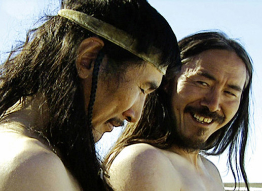 Atanarjuat (Natar Ungalaaq, li.) und sein Bruder Amaqjuaq (Pakkak Innukshuk, re.) haben ein inniges Verhältnis. Bild: Sender / © Igloolik Isuma 