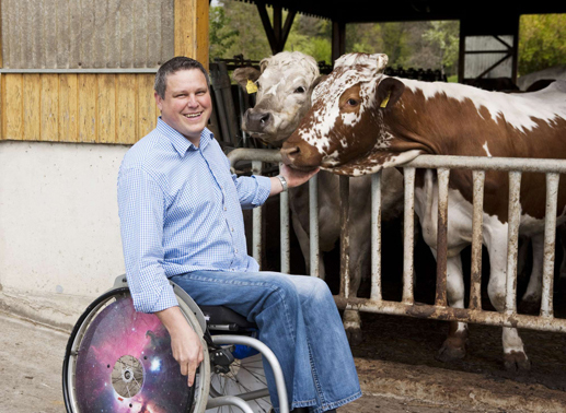 René, 33, der liebenswerte Rinderzüchter aus der Steiermark. Er betreibt eine Bio-Rinderzucht mit 70 Mutterkühen und 60 Kälbern. Seit seiner Lehrzeit sitzt René im Rollstuhl, weil er bei einem Motorradunfall auf eine Flasche im Rucksack gefallen ist. Bild: ATV