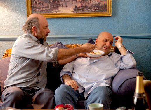  Mahmud (Omid Djalili, rechts) wird von seinem "Lehrer" Lenny Goldberg (Richard Schiff) aufgefordert, koschere Speisen zu essen. Bild: Sender / Senator Film