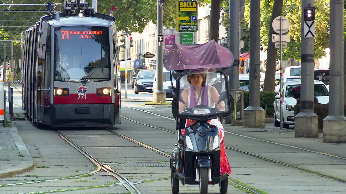 Simmeringer Hauptstraße - In der Vorstadt:  Straßenbahnlinie 71 und Roller. Bild: Sender/ORF