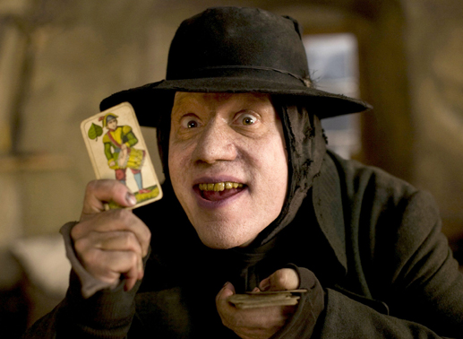 Der Sensenmann (Michael Bully Herbig) spielt Karten mit dem Brandner Kaspar. Bild: Sender