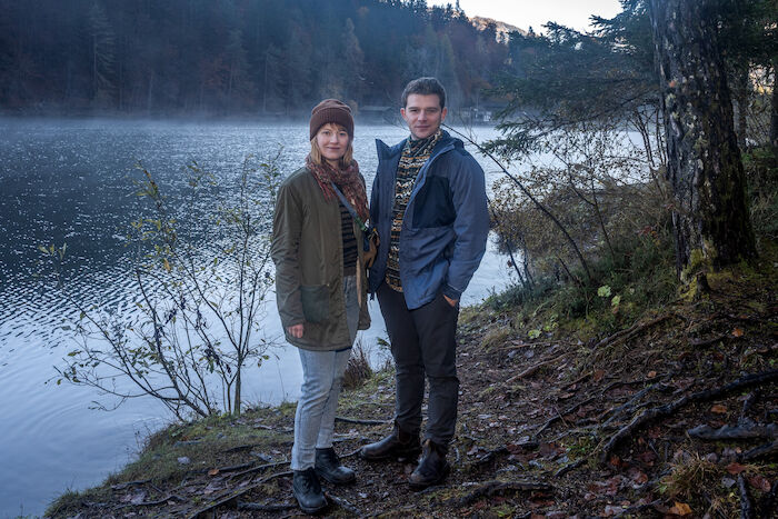 „Schnee von gestern: Marlene Hauser, Simon Morzé. Bild: Sender / ORF / ZDF / DOR Film / Stefanie Leo  