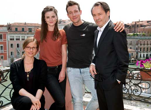 Brunetti (Uwe Kockisch) lebt mit seiner Frau Paola (Julia Jäger) und seinen beiden erwachsenen Kindern Raffi (Patrick Diemling) und Chiara (Laura-Charlotte Syniawa) in Venedig. Bild: Sender / Nicolas Maack