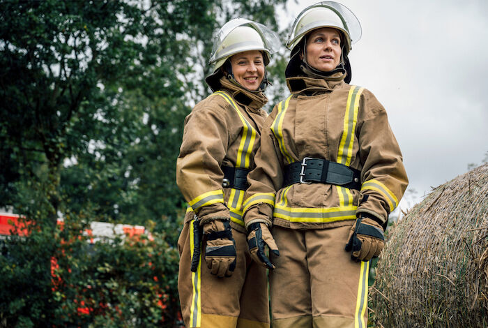 Feuerwehrfrauen: Die Feuerwehrfrauen Meike Honnich (Katja Danowski) und Anja Schmitz (Nadja Becker) sind bereit für den Einsatz. Bild: Sender / ARD Degeto / Niklas Marc Heinecke