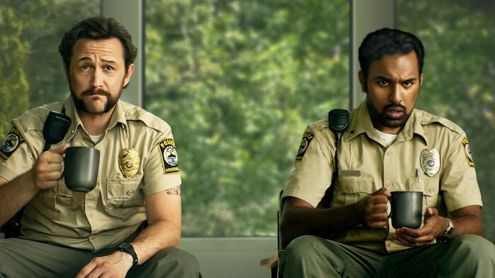Greedy People - Gelegenheit macht gierig: Die neuen Polizeikollegen Terry (Joseph Gordon-Levitt) und Will (Himesh Patel) vertuschen aufgrund eines Geldfunds einen versehentlichen Mord des Neulings Will und treten dadurch ein gewaltreiches Chaos in ihrem St&auml;dtchen los. Bild: Sender / ZDF / Fred Norris, Dana Hawley