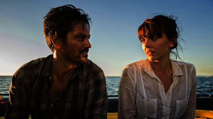 Hooten (Michael Landes) und Alex (Ophelia Lovibond) sind auf ihren Abenteuerreisen erneut in Schwierigkeiten geraten. Bild: Sender