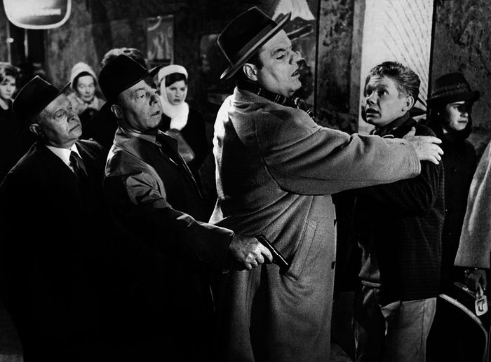 Charly Gibbons (Benno Sterzenbach) ist ein gefährlicher Verbrecher, der über Leichen geht. Egon Schilling (Friethjof Vierock) hat allen Grund, sich vor ihm zu fürchten. Zum Glück sind Langfinger-Max (Heinz Rühmann) und sein Freund Arthur (Hans Hessling) zur Stelle, um die Situation zu entschärfen. Bild: Sender