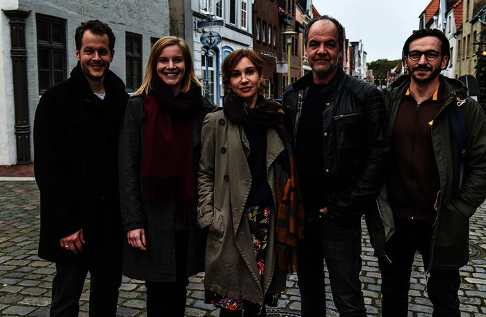 Mirko Lang (als Jan Köhler), Anna von Haebler (als Lena Testorp), Kathrin Angerer (als Maria Gundlach), Marek Erhardt (Als Oskar Schütz), Arnel Taci (als Cem Aladag). Bild: Sender / ZDF / Marion von der Mehden 