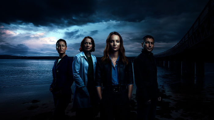 Kathy Torrance (Jennifer Spence), Sarah Gordon (Laura Fraser), Emma Hedges (Molly Windsor) und Daniel MacAfee (Martin Compston). Bild: Sender / NDR / UKTV 