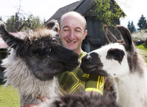 Robert, 33, der lustige Lamazüchter aus Kärnten. Robert betreibt Europas größte Lamazucht mit ca. 300 Lamas und Alpakas.  Die Wolle seiner Lamas verkauft und vermarktet er, außerdem bietet er Lama-Therapien und Kutschfahrten mit seinen Tieren an. Er ist seit 2 Jahren Single. Bild: ATV