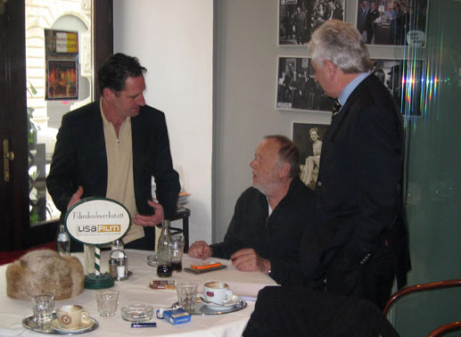 Max Tidof, Joseph Vilsmaier und Ernest Gabmann im Wiener Filmcafé. Bild: TVbutler