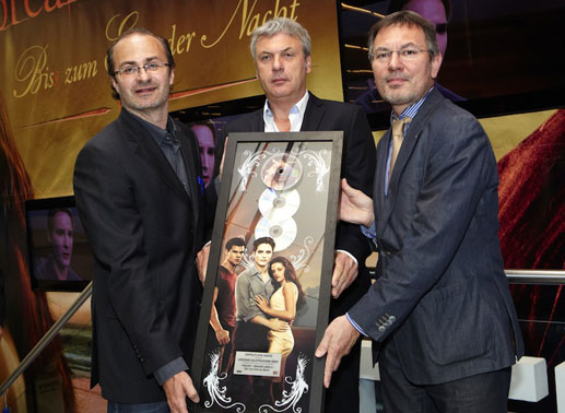 Franz Medwenitsch (Geschäftsführer IFPI) - (rechts) Michael Ivert (Geschäftsführer Concorde) - (Mitte) Georg Hoanzl (HOANZL) mit Platin-Preis. Bild: Hoanzl