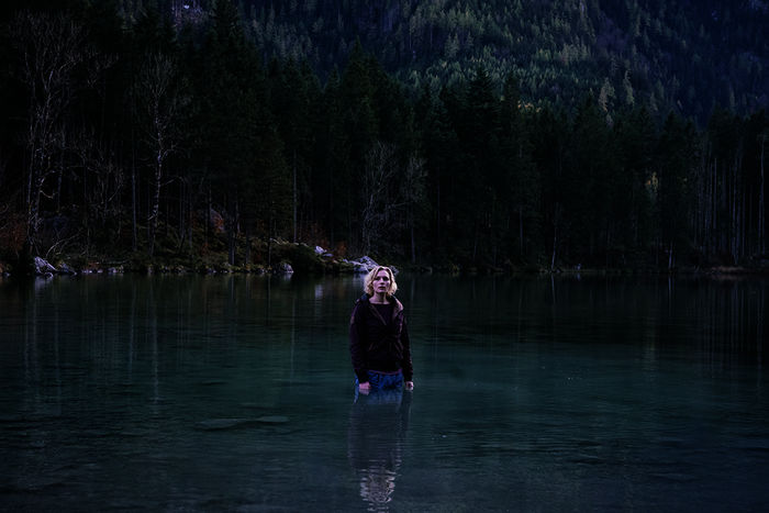Luisa (Rosalie Thomass) ist verzweifelt und ins kalte Wasser des Sees gerannt. Bild: Sender