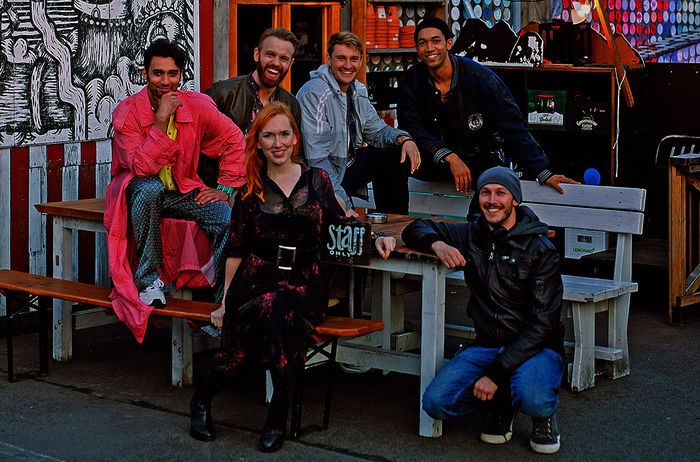 Arash Marandi (Rolle Levo), Mads Hjulmand (Rolle Tom), Christin Nichols (Rolle Sarina), Frédéric Brossier (Rolle Robbie), Benito Bause (Rolel Vince) und Regisseur und Drehbuchautor Benjamin Gutsche. Bild: Sender / ARD Degeto / Andrea Hansen