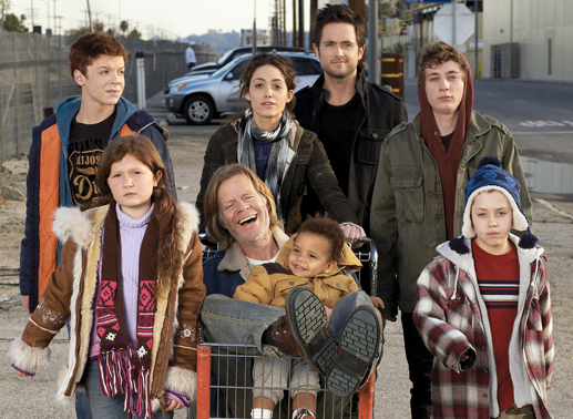 Cameron Monaghan (Ian Gallagher), Emma Kenney (Debbie Gallagher), William H. Macy (Frank Gallagher), Blake/Brennan Johnson (Liam Gallagher), Emmy Rossum (Fiona Gallagher), Justin Chatwin (Steve), Jeremy Allen White (Philip/Lip Gallagher), Ethan Cutkosky (Carl Gallagher).  Bild: Sender / Tele München