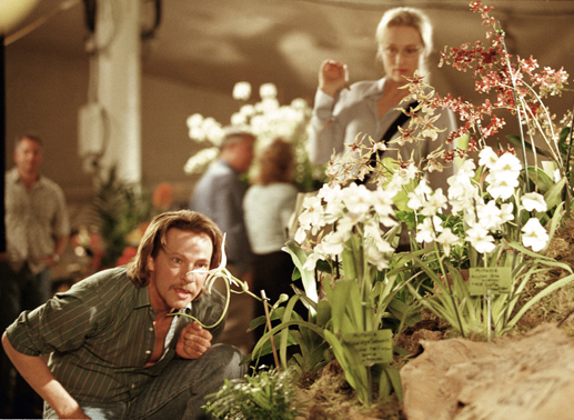 Chris Cooper bestaunt Orchideen. Bild: Sender