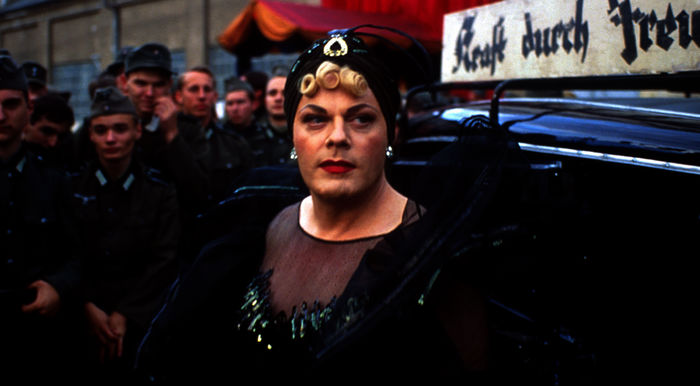 Der Travestiekünstler Tony (Eddie Izzard) verdreht den ahnungslosen Nazis den Kopf. Bild: Sender