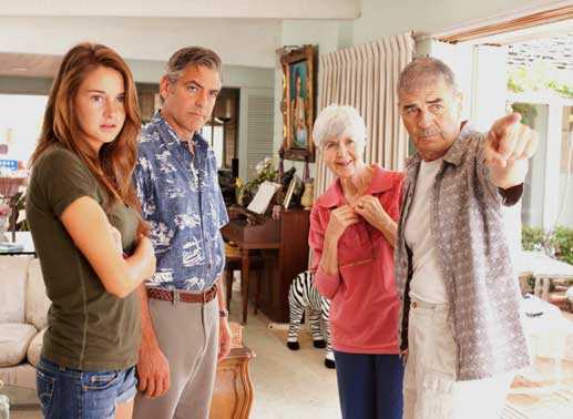 Alexandra King (Shailene Woodley), Matt King (George Clooney), Alice Thorson (Barbara L. Southern) und Scott Thorson (Robert Forster). Bild: Sender / 20th Century Fox