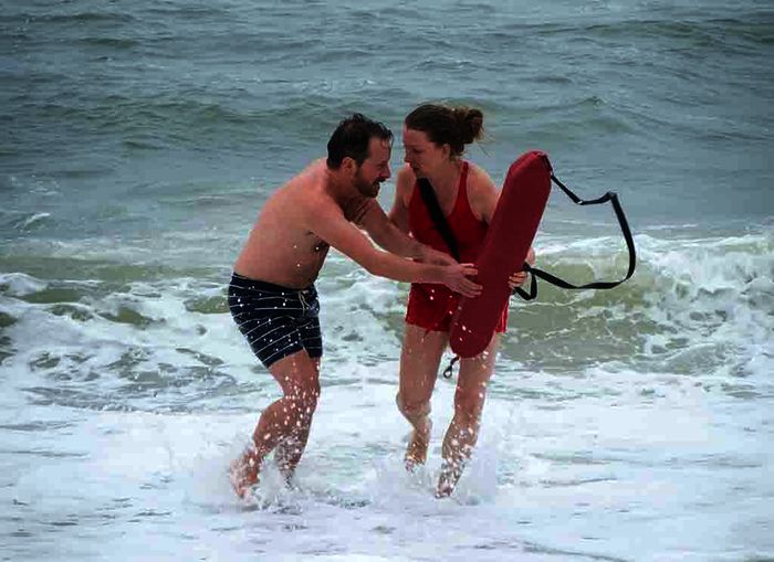 Bente (Katja Studt) rettet den entkräfteten Kevin (Fabian Busch) aus dem Wasser. Bild: Sender