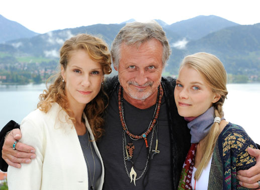 Valentin (Konstantin Wecker) ist froh, dass er wieder Kontakt zu seinen beiden Töchtern Bernadette (Chiara Schoras, li.) und Lissy (Henrike von Kuick) hat. Bild: Sender