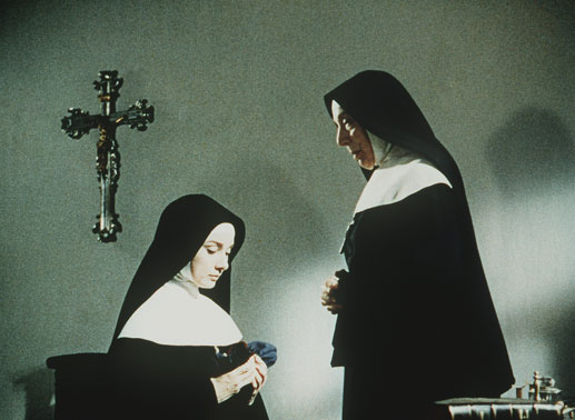 Als Schwester Lukas (Audrey Hepburn, l.) vom Tod ihres Vaters durch die deutschen Besatzer erfährt, bittet sie ihre Oberin Mutter Mathilde (Peggy Ashcroft), den Orden verlassen zu dürfen. Bild: Sender