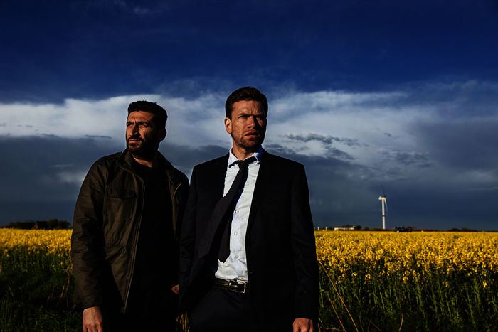 Carl (Nikolaj Lie Kaas) und sein Kollege Assad (Fares Fares) bekommen es mit einem besonders grausamen Fall von Kindesentführung zu tun. Bild: Sender / Henrik Ohsten