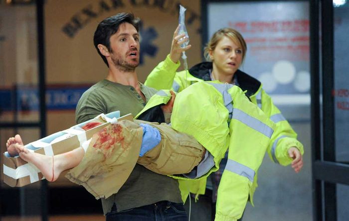 Dr. TC Callahan (Eoin Macken) ist nach seinem Nervenzusammenbruch immer noch suspendiert, doch das hält ihn nicht davon ab, Tricia (Brit Morgan) bei ihrer Verletzung zu helfen! Bild: Sender / Sony Television Inc.