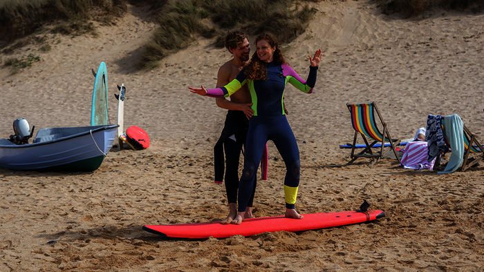Nach der Trennung von Dan genießt Kate (Anja Antonowicz) die Aufmerksamkeit des des jungen Surfers Caine (Remo Schulze). Bild: Sender / ORF / ZDF / Jon Ailes
