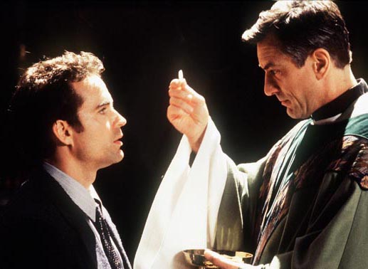 Shakes (Jason Patric, l.) bittet Pater Bobby (Robert De Niro) inständig, vor Gericht auszusagen. Bild: Sender