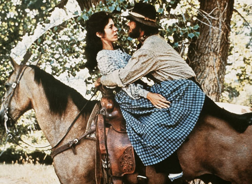 Jane Braxton (Kathleen Lloyd), die Tochter des reichen Ranchers David Braxton, hat sich in den Outlaw Tom Logan (Jack Nicholson) verliebt. Sie verabscheut die Methoden ihres Vaters, der Pferdediebe wie Logan aufhängen oder hinterrücks erschießen lässt. Bild: Sender